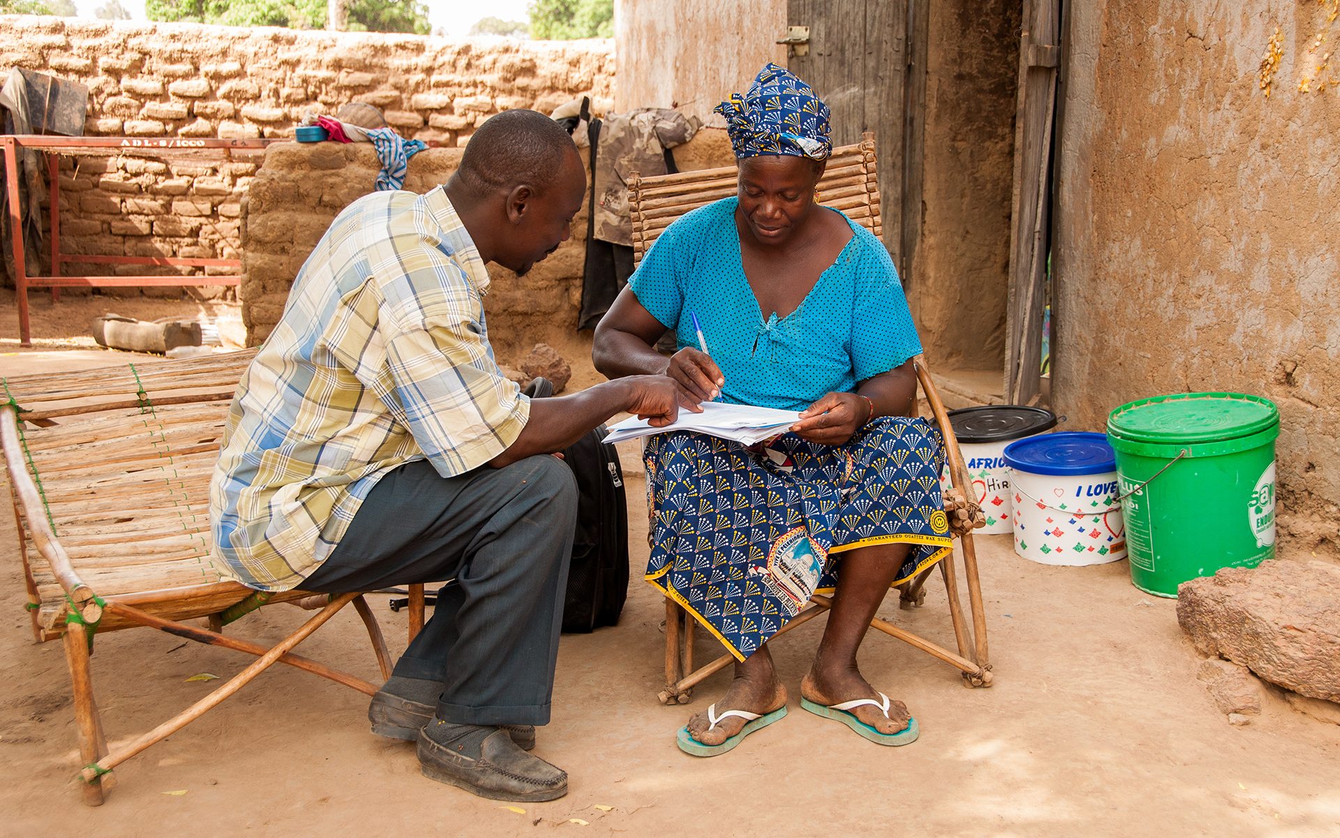 Bernadette, a woman in Mali, talking to a cooperative admin of the project.